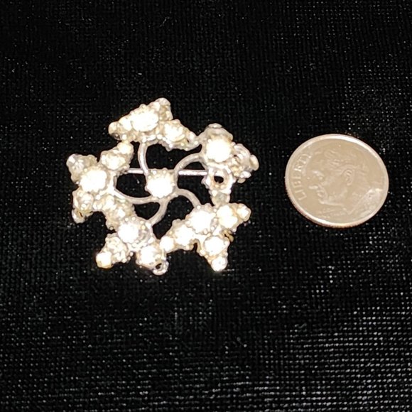 Vintage Snowflake/Star Brooch with Clear Rhinestones - Picture 4 of 5